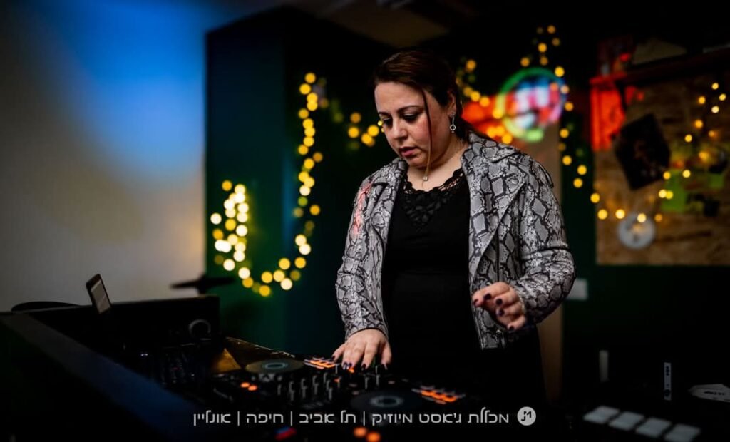 אילנית עיצובית | D.J מקצועית | עיצוב בלונים לאירועים | עוגות מעוצבות